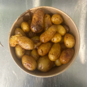 Grande barquette de pommes de terre grenaille rôties